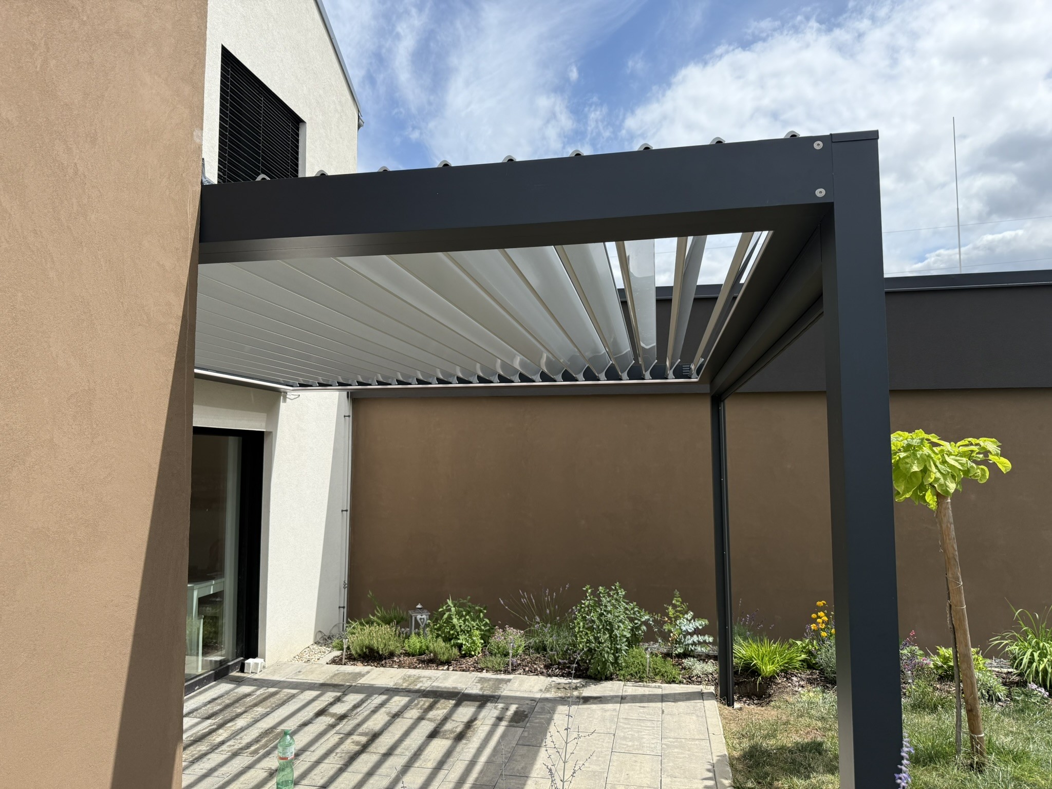 Bioklimatická pergola: Regulace světla a teploty