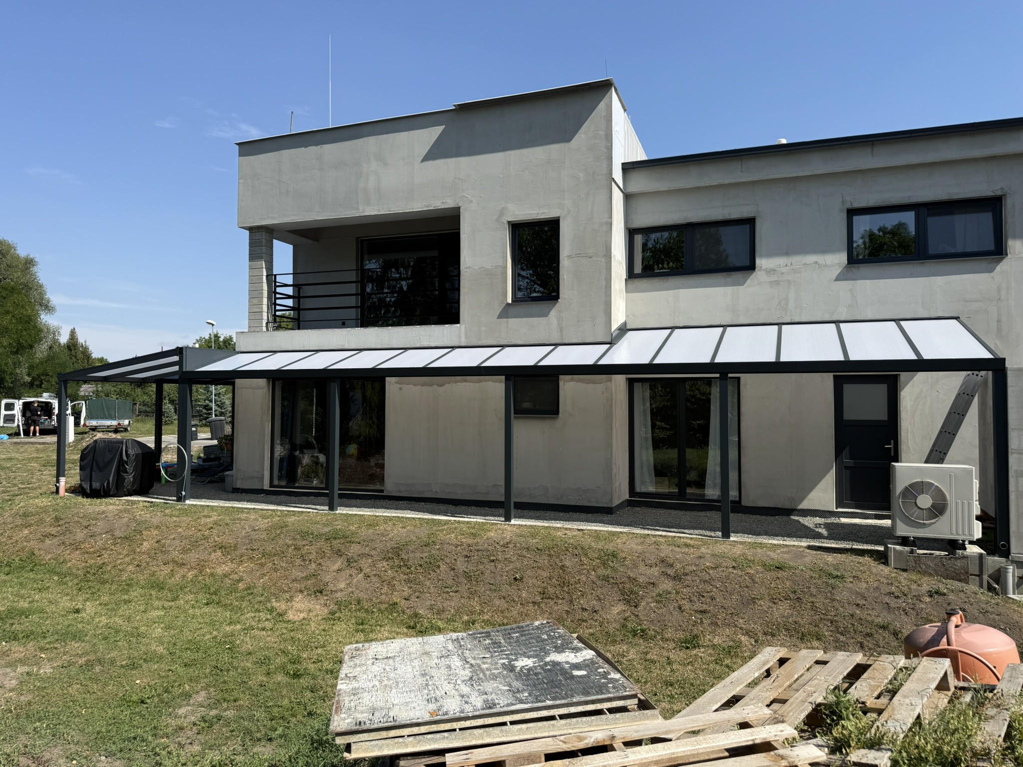 Pergola u staršího rodinného domu: Jak spojit moderní konstrukci s tradiční stavbou