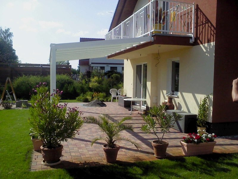 bílá pergola a balkon